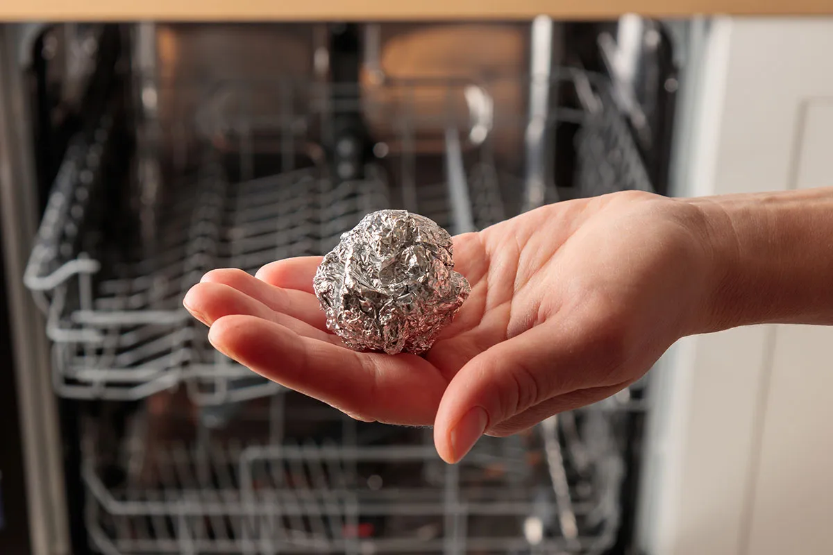 Der verblüffende Trick mit Alufolie im Geschirrspüler