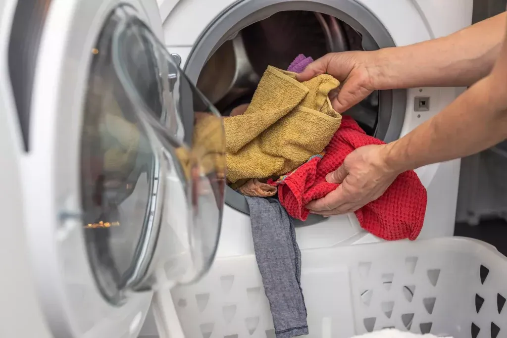 Warum Kleidung beim Waschen ausfärbt und wie wir das verhindern können