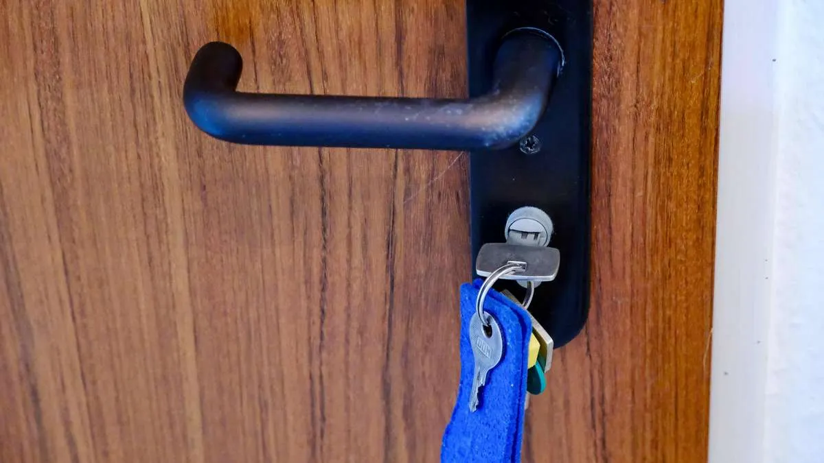Haustürschlüssel nachts von innen stecken lassen: eine häufige, aber riskante Gewohnheit