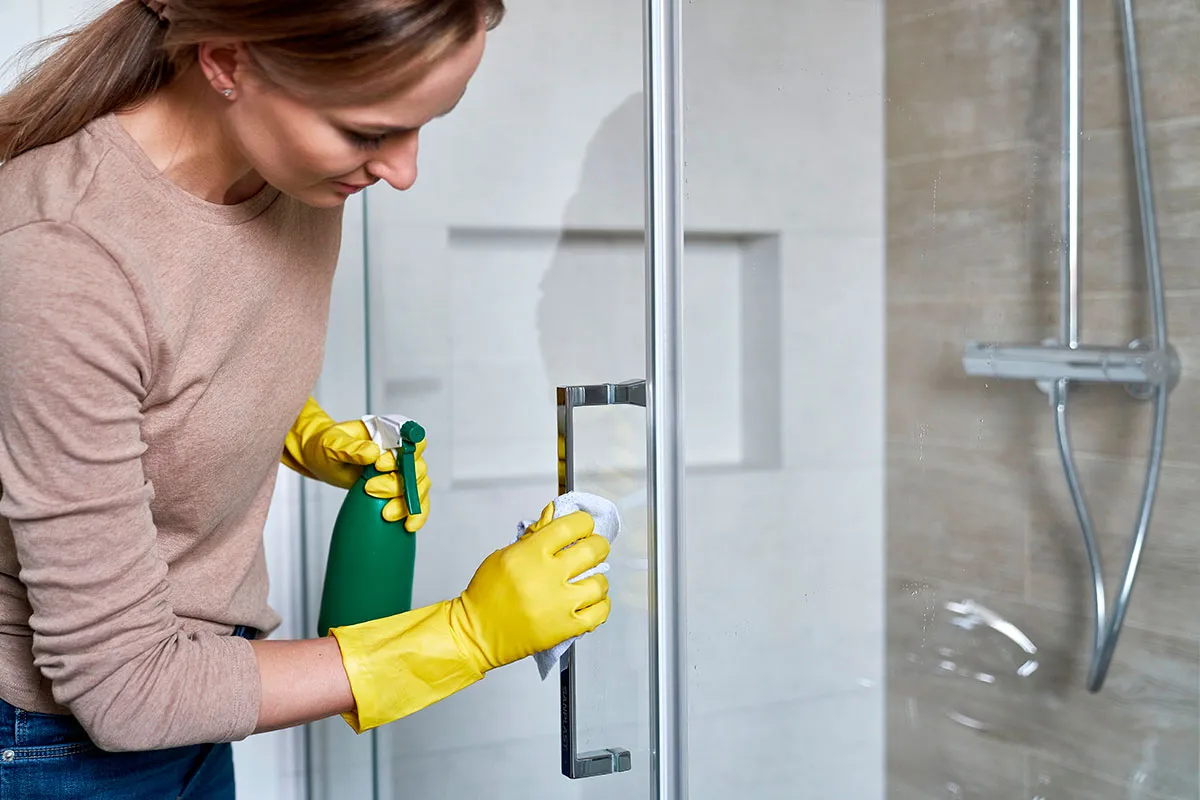 Hausmittel gegen Kalk in der Dusche — einfach und günstig