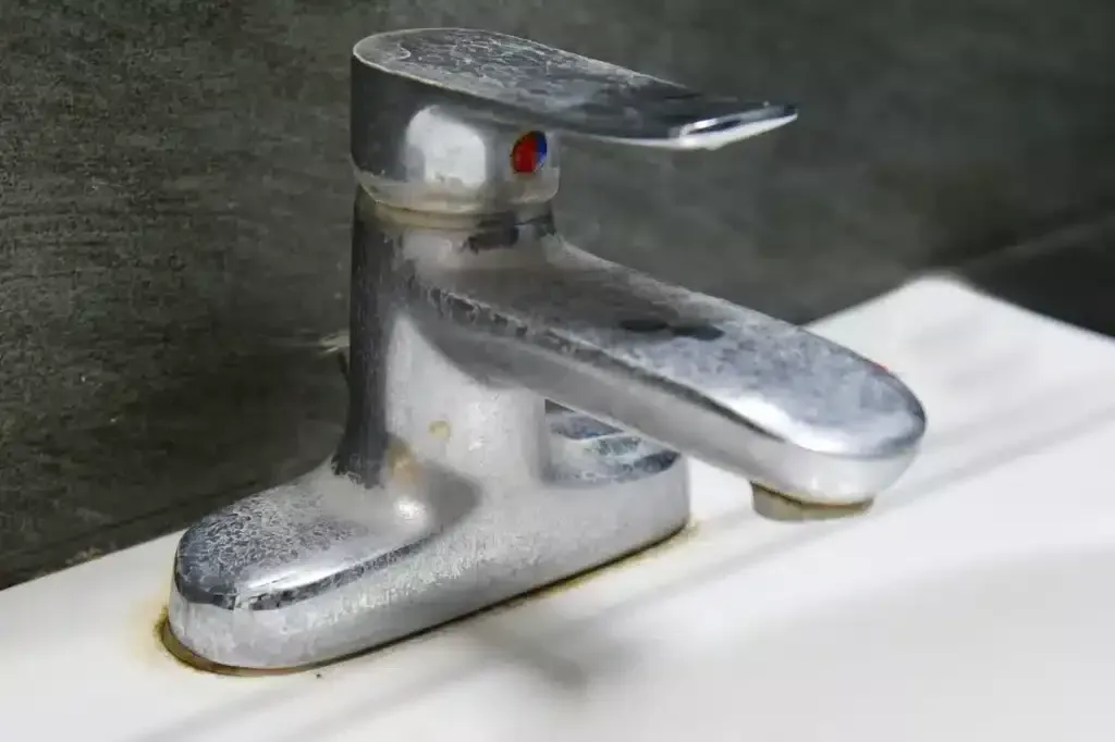 Den Kalk loswerden: eine einfache Lösung für hartnäckige Ablagerungen im Badezimmer