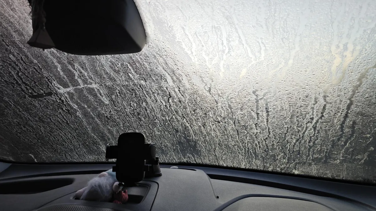 So vermeidest du gefrorene Autoscheiben im Winter