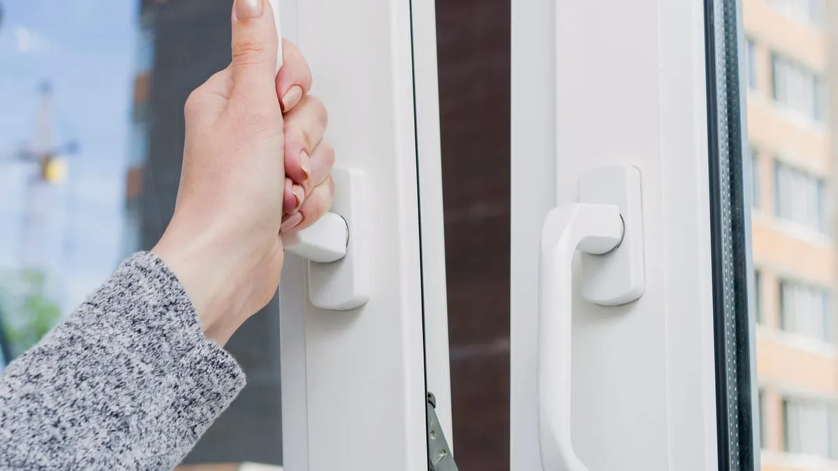 Schimmel im Winter: lieber nicht mit offenem Fenster schlafen